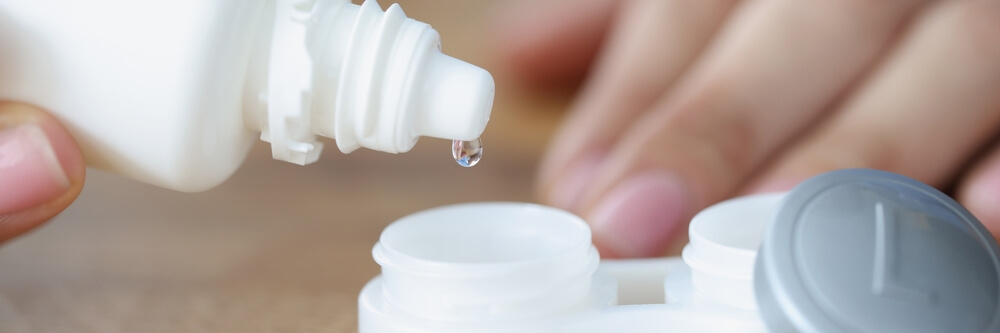 Cleaning your contact lens case
